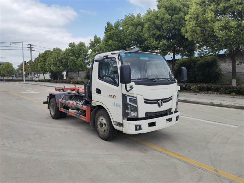 奥驰6方勾臂垃圾车,地下室垃圾清运车