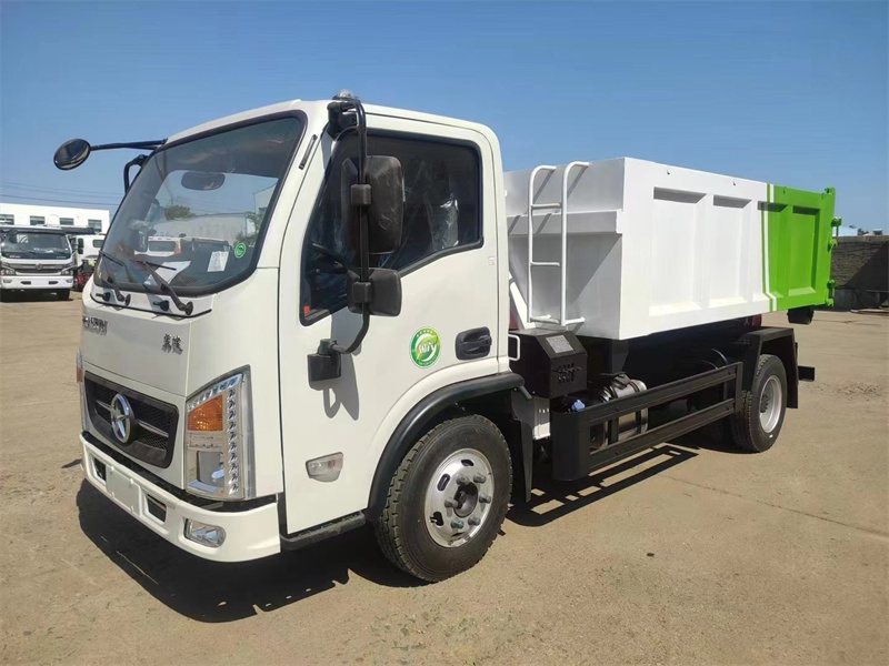 大运翼途蓝牌钩臂垃圾车多少钱一台