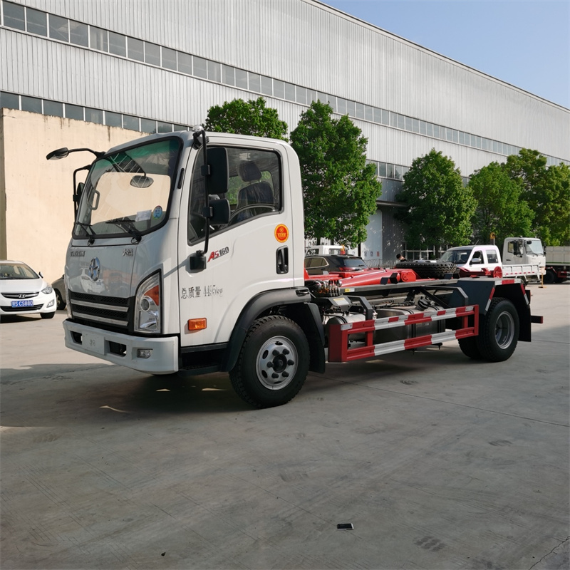 蓝牌大运重载钩臂垃圾车多少钱