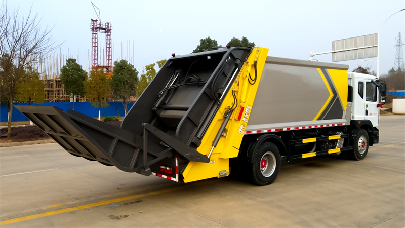 18方东风多利卡D9压缩垃圾车