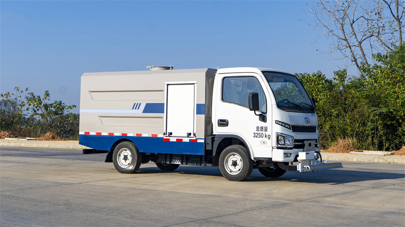  纯电动跃进3方路面养护车绿色养护新篇章