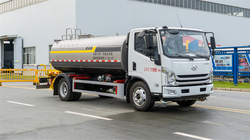 上汽跃进9方绿化喷洒车您的园林养护助手