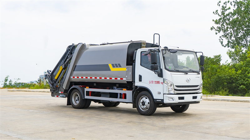 上汽跃进10方压缩垃圾车让工作更轻松