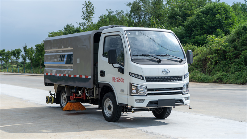 纯电动跃进4方道路洗扫车让清洁更高效