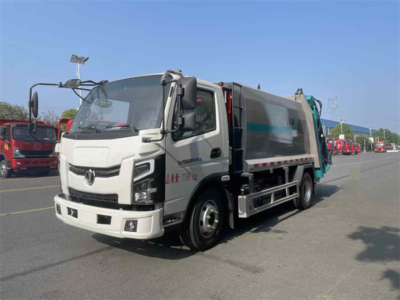 7方飞碟油电混动压缩垃圾车让清运更简单