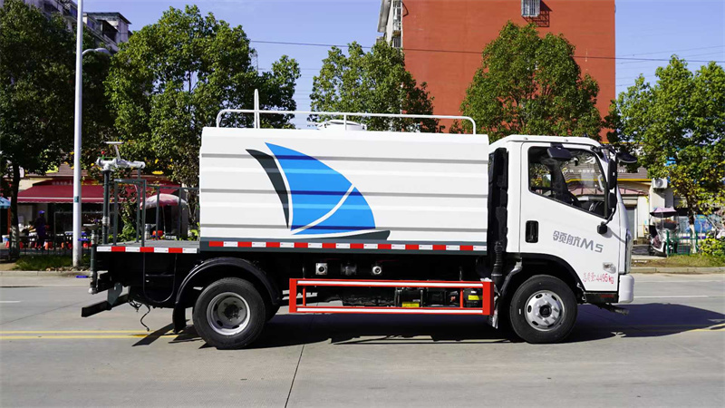 7吨福田领航M5蓝牌绿化喷洒车