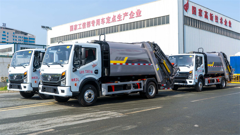 7方东风多利卡压缩式垃圾车客户回购批量发车