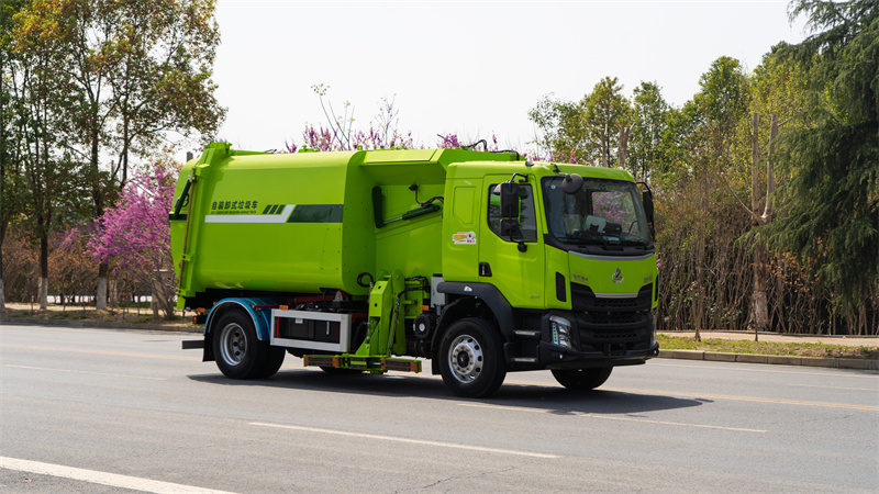 14方柳汽乘龙抱桶垃圾车助力您的环卫工作