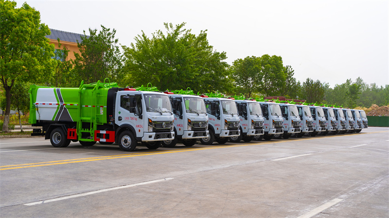 东风侧装压缩垃圾车批量发车助力城市清洁