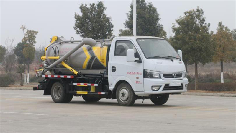 蓝牌东风途逸吸污车