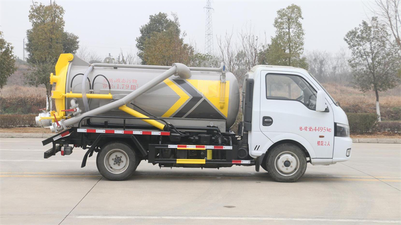 蓝牌东风途逸吸污车