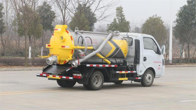 蓝牌东风途逸吸污车