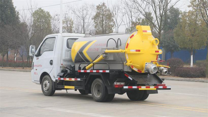 蓝牌东风途逸吸污车