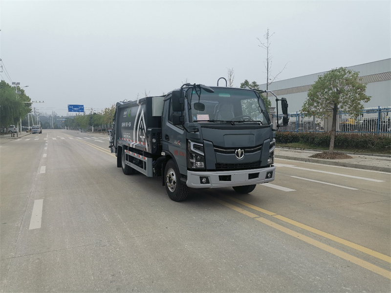 8方飞碟地下室压缩垃圾车