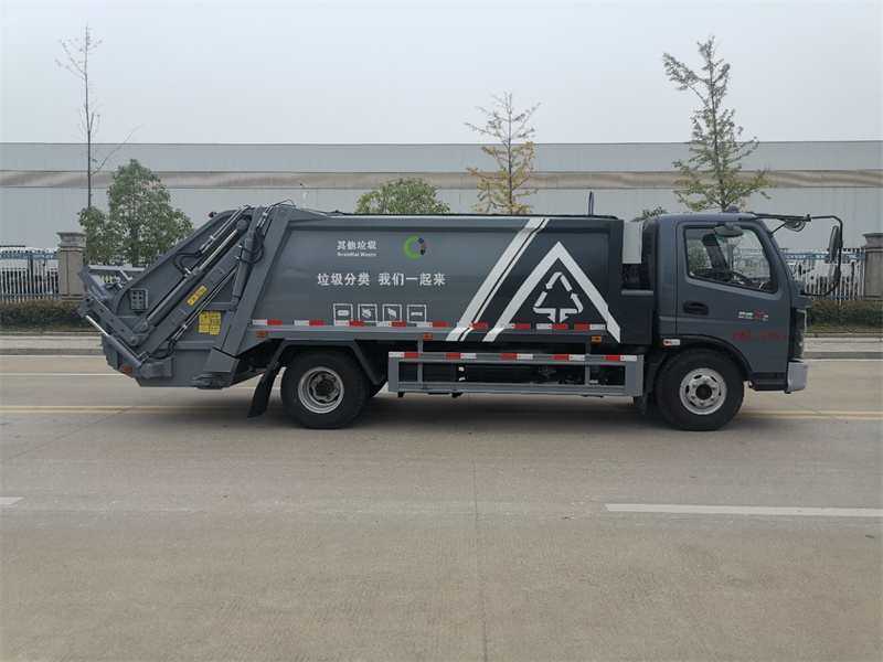 8方飞碟地下室压缩垃圾车