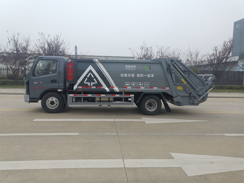 8方飞碟地下室压缩垃圾车