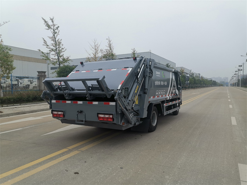 8方飞碟地下室压缩垃圾车