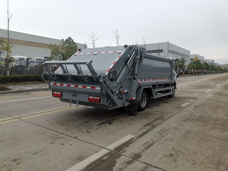 8方东风地下室压缩垃圾车