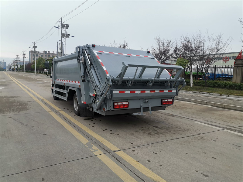 8方东风地下室压缩垃圾车
