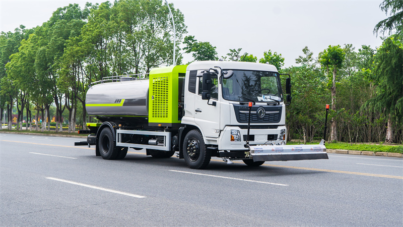东风天锦路面养护车