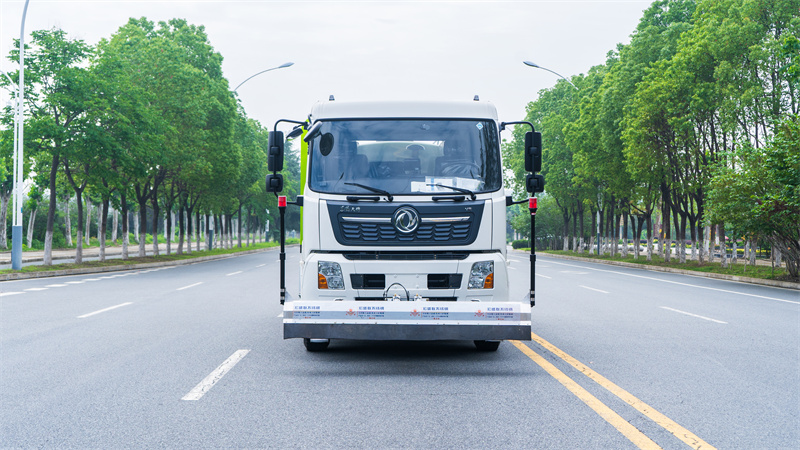 东风天锦路面养护车