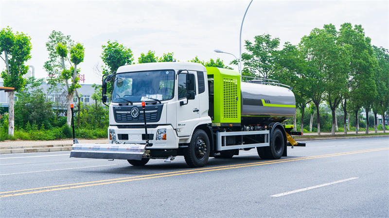 东风天锦路面养护车
