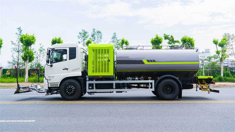 东风天锦路面养护车