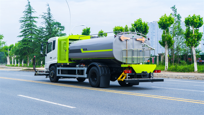 东风天锦路面养护车