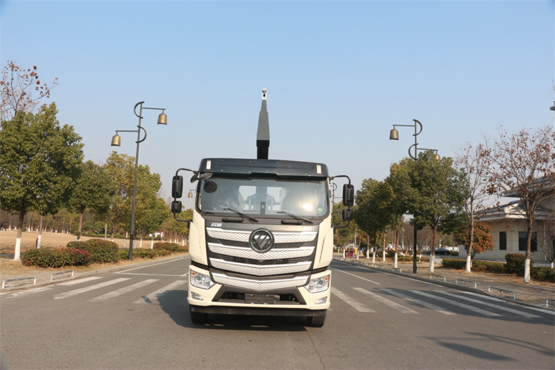 福田欧曼钩臂垃圾车