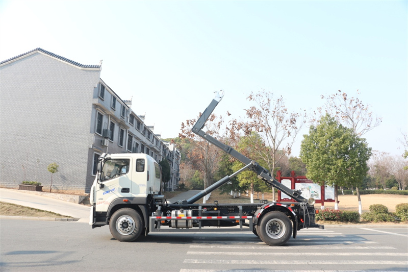 福田欧曼钩臂垃圾车