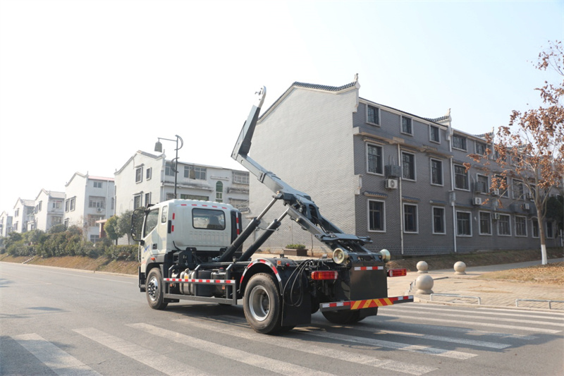 福田欧曼钩臂垃圾车
