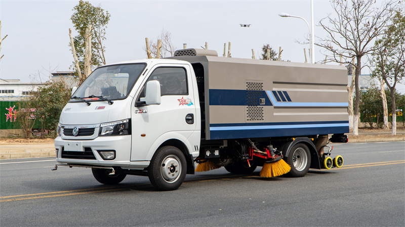 4方东风途逸纯电动道路洗扫车