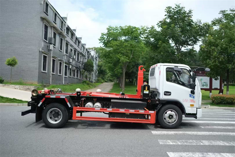 纯电动跃进勾臂垃圾车