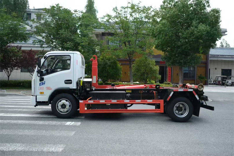 纯电动跃进勾臂垃圾车