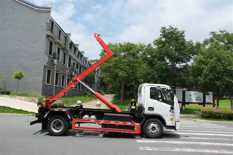 纯电动跃进勾臂垃圾车