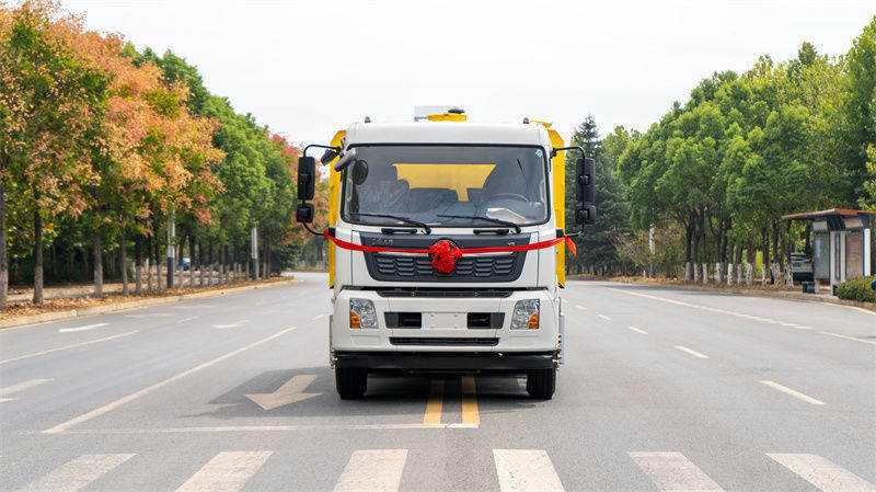 10方东风天锦后置吸尘车