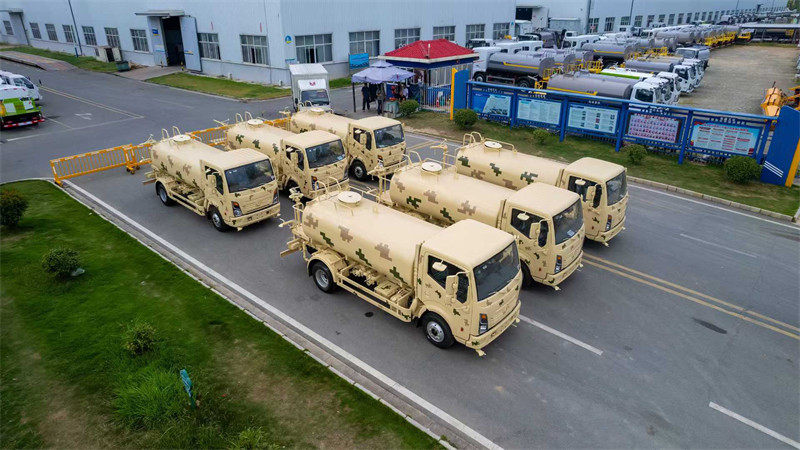 定制版东风T17洒水车批量发车