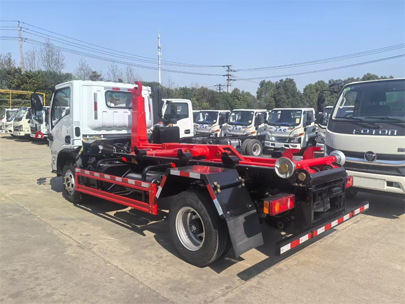 蓝牌东风华神钩臂垃圾车