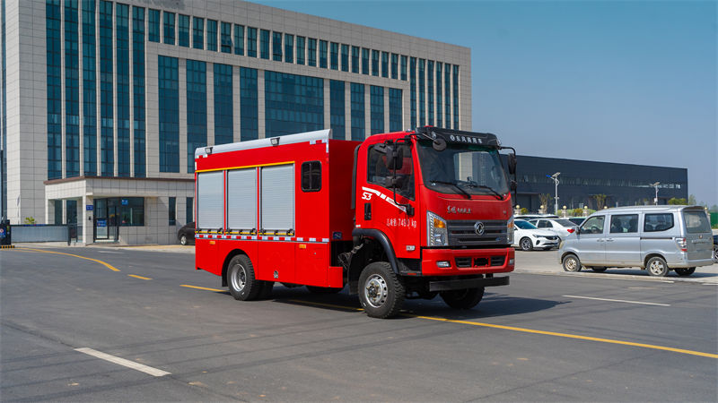 3.5吨东风专底四驱水罐消防车
