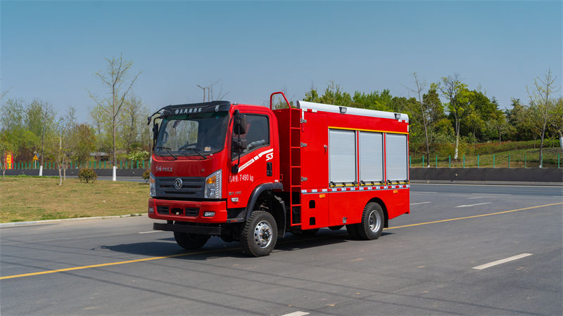 3.5吨东风专底四驱水罐消防车