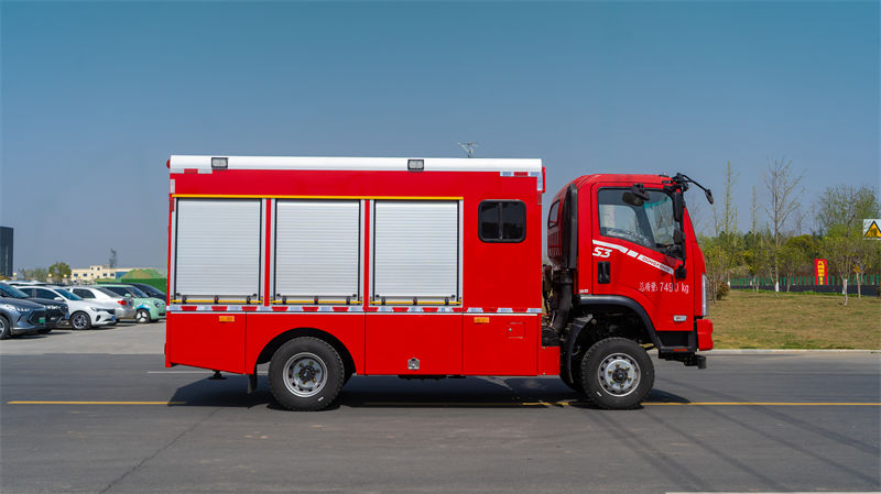 3.5吨东风专底四驱水罐消防车