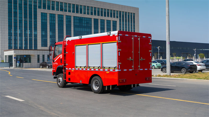 3.5吨东风专底四驱水罐消防车