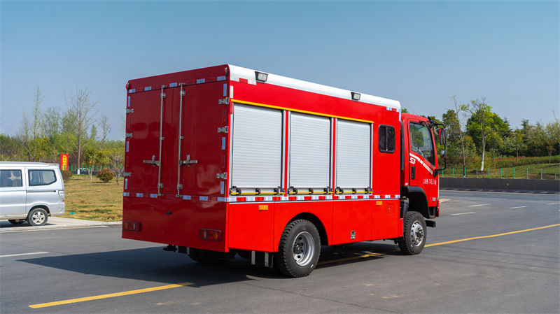 3.5吨东风专底四驱水罐消防车