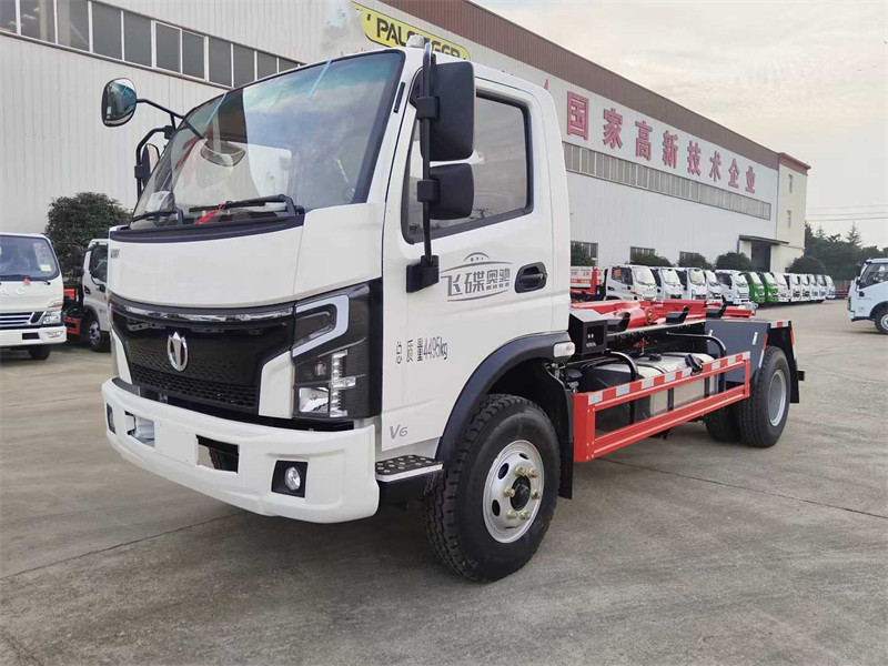 蓝牌飞碟奥驰V6钩臂垃圾车