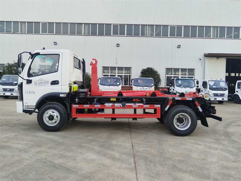 蓝牌飞碟奥驰V6钩臂垃圾车