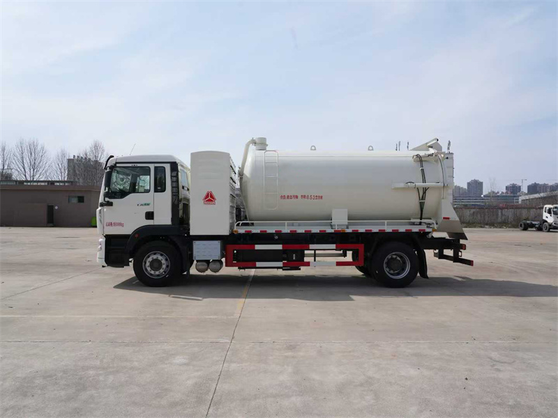 10方重汽豪沃纯电动吸污车