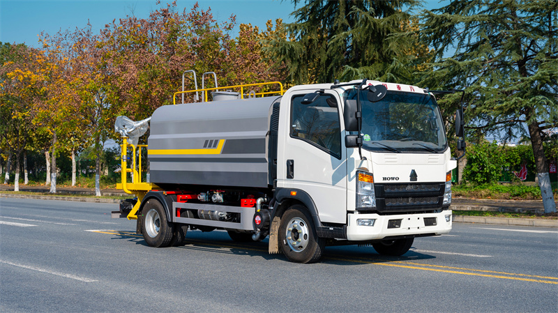 重汽豪沃7吨蓝牌洒水车清洁与绿化全能助手