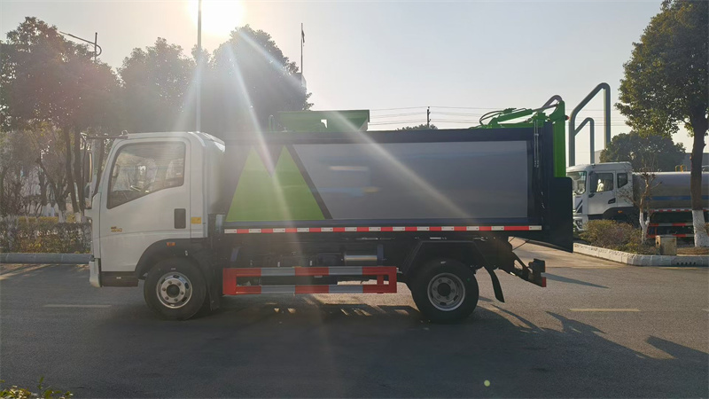 蓝牌8方重汽豪沃餐厨垃圾车